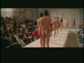 スーパーモデル達が全裸でファッションショー